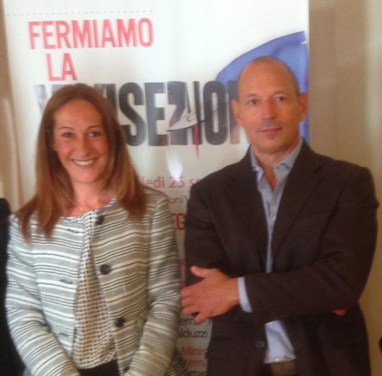 stefano fuccelli (Pae) e la senatrice paola taverna (M5s)
