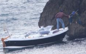 il cacciatore viene prelevato da un complice in barca